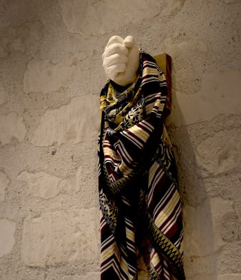 Foulard accroché sur une patère murale en forme de poing